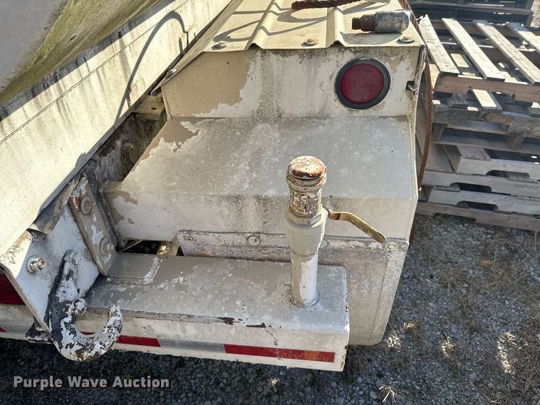 image for item DO0008 1991 Mack DM690S tank truck