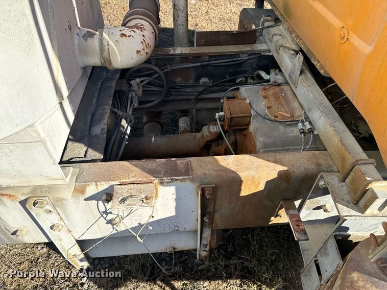 image for item DO0008 1991 Mack DM690S tank truck