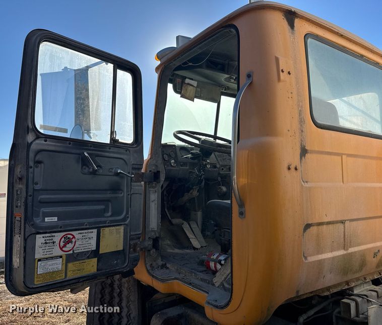 image for item DO0008 1991 Mack DM690S tank truck