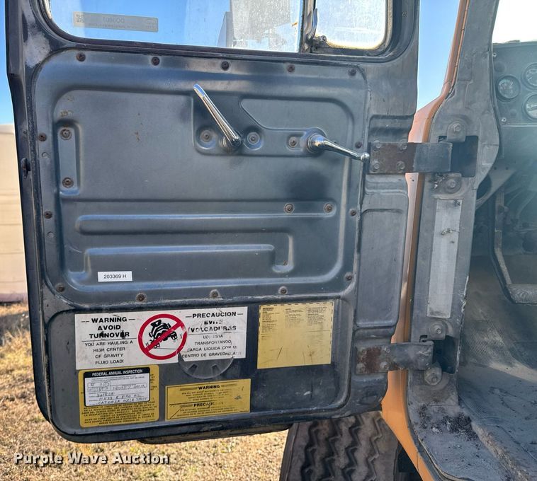 image for item DO0008 1991 Mack DM690S tank truck