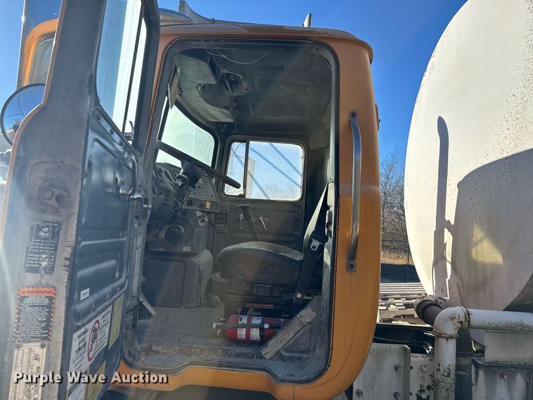 image for item DO0008 1991 Mack DM690S tank truck