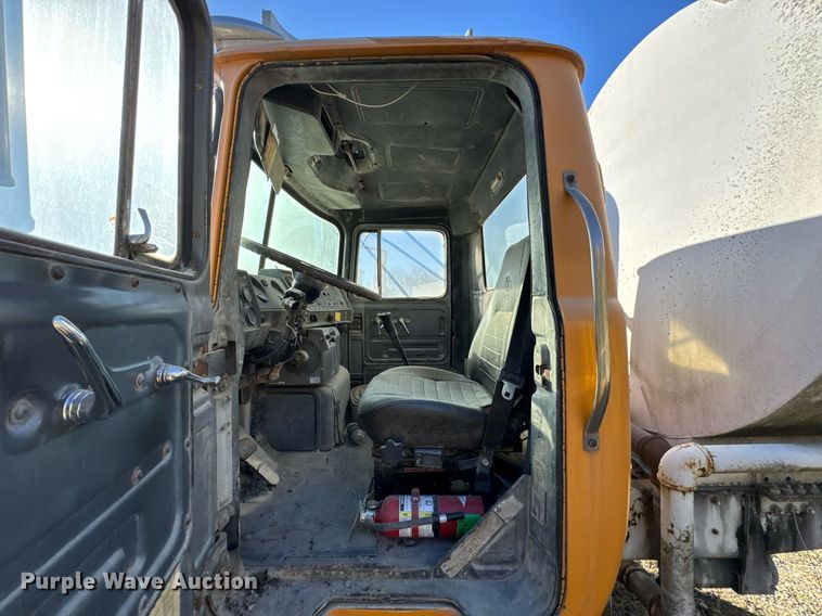 image for item DO0008 1991 Mack DM690S tank truck