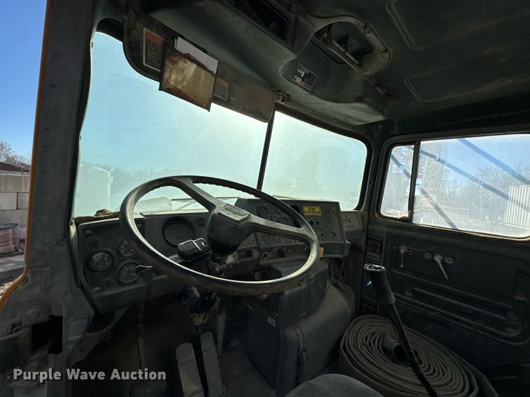 image for item DO0008 1991 Mack DM690S tank truck