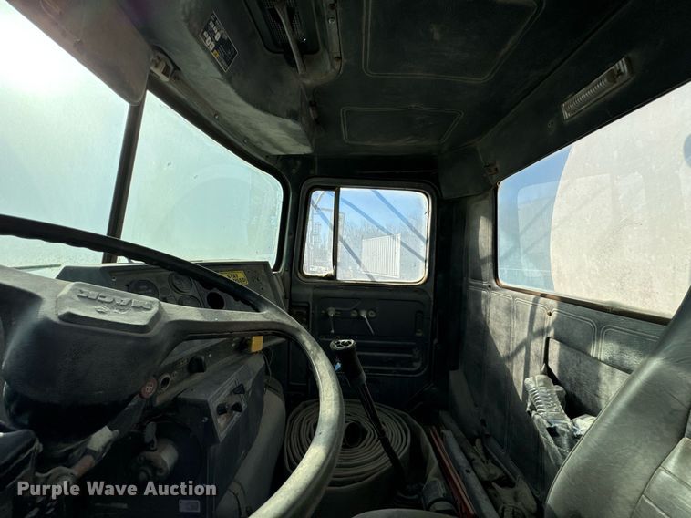 image for item DO0008 1991 Mack DM690S tank truck