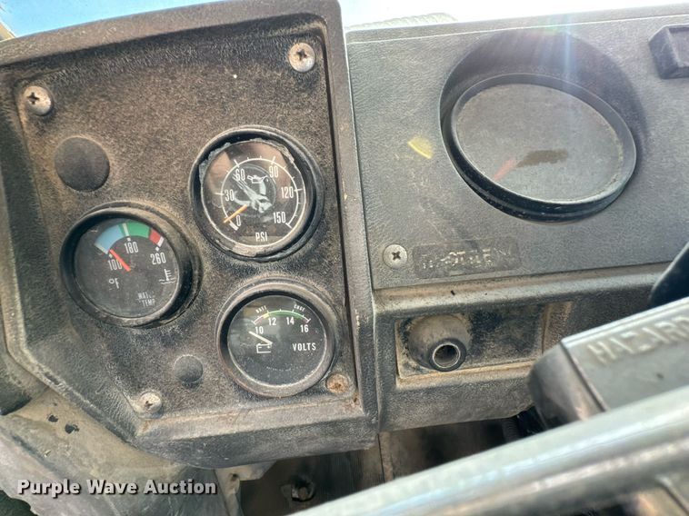 image for item DO0008 1991 Mack DM690S tank truck