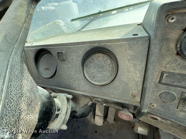 image for item DO0008 1991 Mack DM690S tank truck