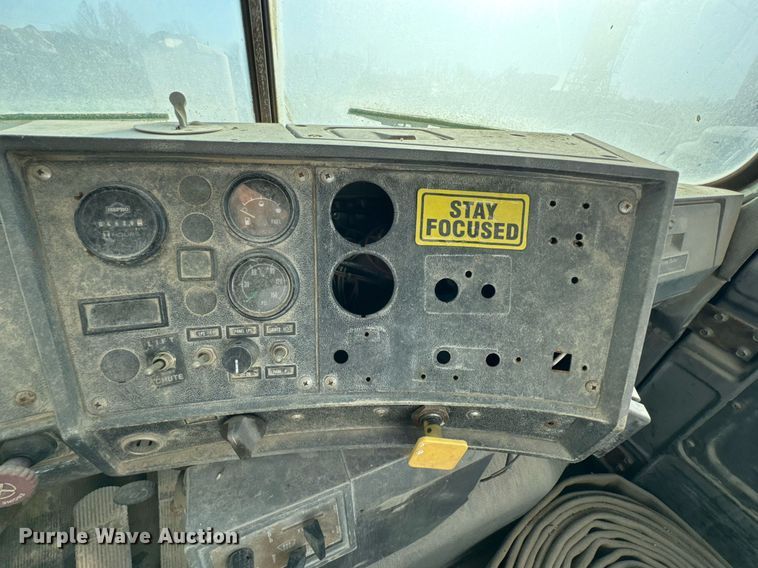 image for item DO0008 1991 Mack DM690S tank truck