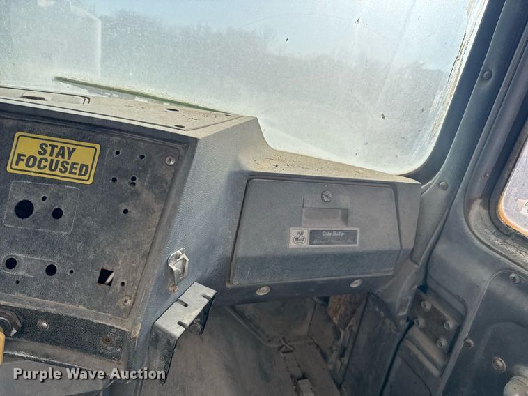 image for item DO0008 1991 Mack DM690S tank truck