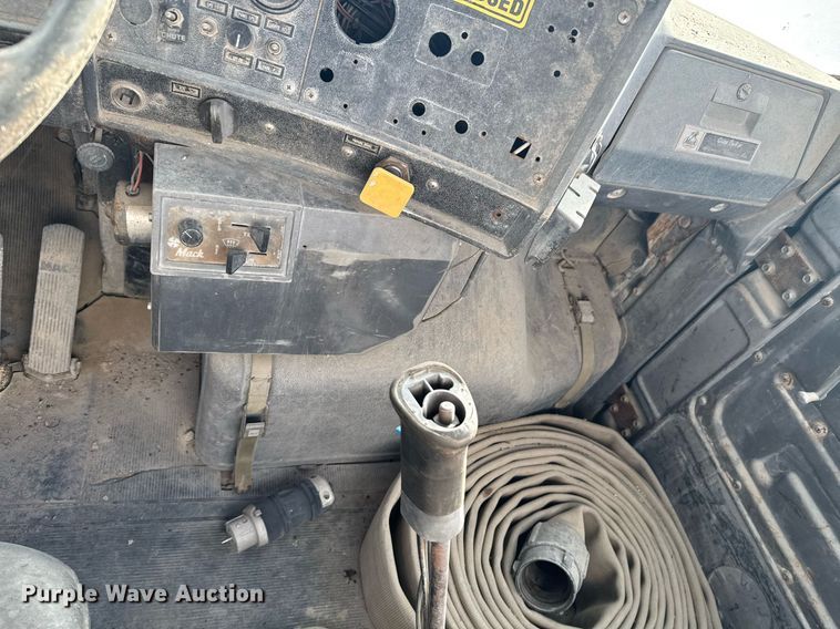 image for item DO0008 1991 Mack DM690S tank truck