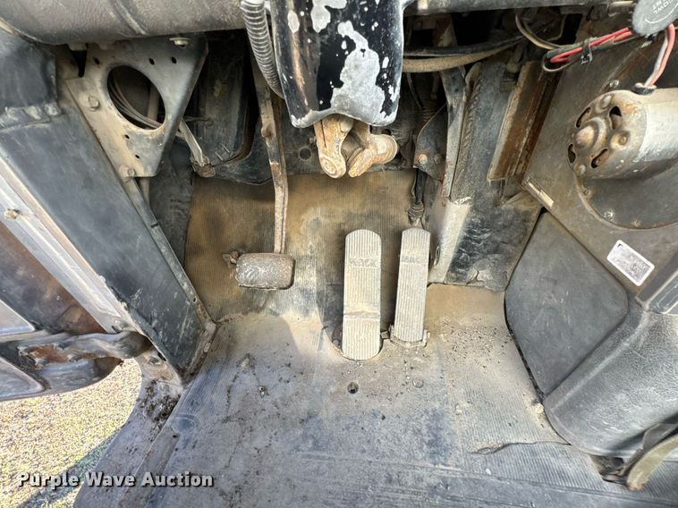 image for item DO0008 1991 Mack DM690S tank truck