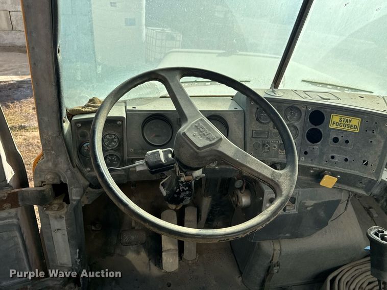 image for item DO0008 1991 Mack DM690S tank truck