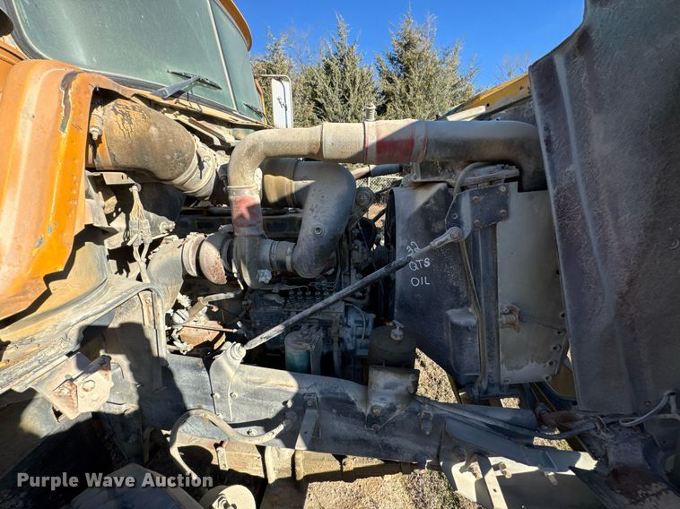 image for item DO0008 1991 Mack DM690S tank truck