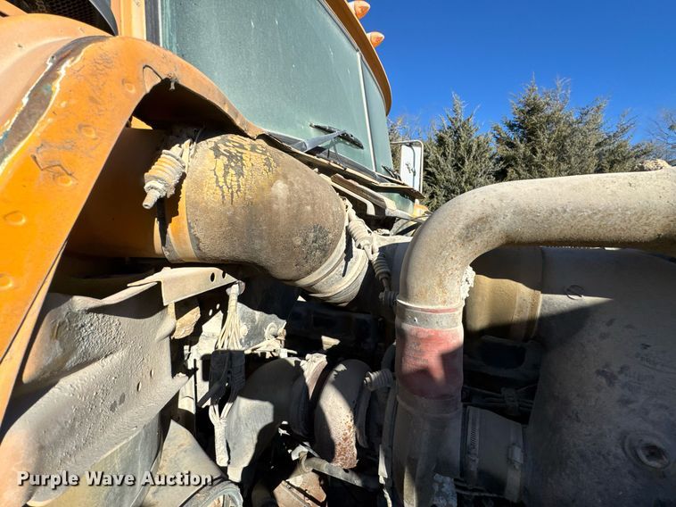 image for item DO0008 1991 Mack DM690S tank truck