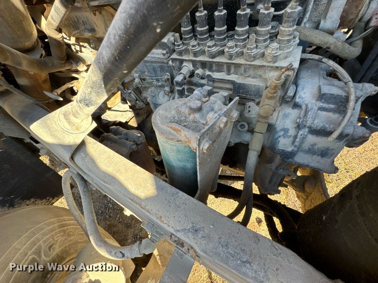 image for item DO0008 1991 Mack DM690S tank truck