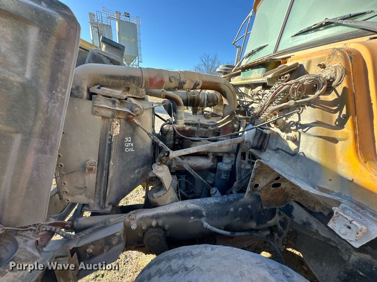 image for item DO0008 1991 Mack DM690S tank truck