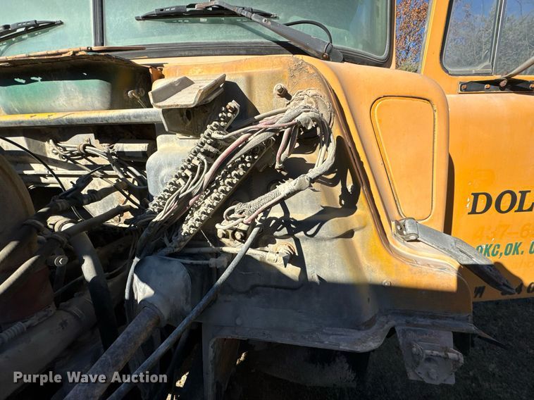 image for item DO0008 1991 Mack DM690S tank truck