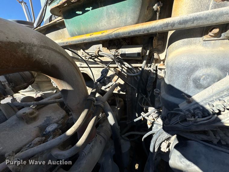 image for item DO0008 1991 Mack DM690S tank truck