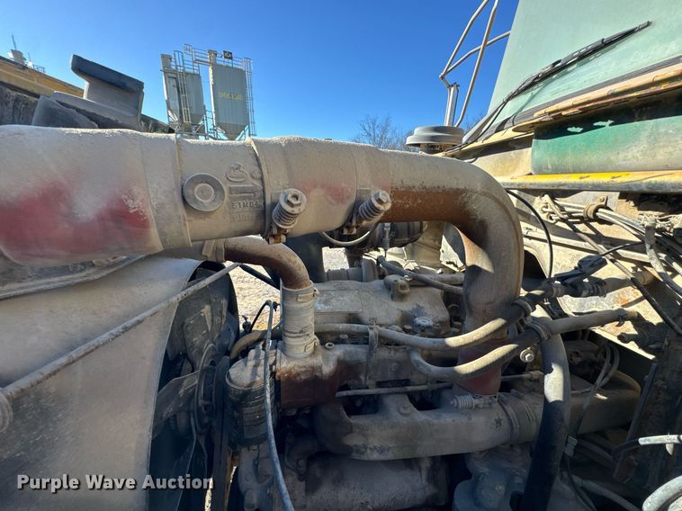 image for item DO0008 1991 Mack DM690S tank truck