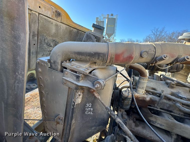 image for item DO0008 1991 Mack DM690S tank truck