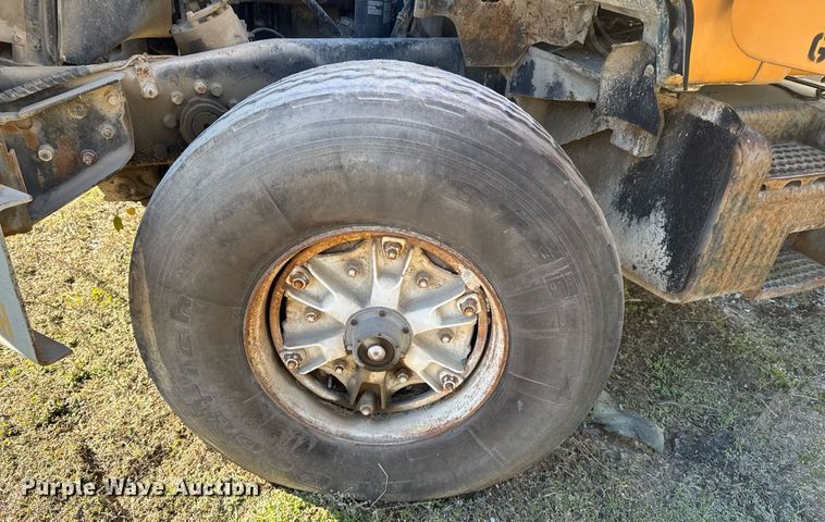 image for item DO0008 1991 Mack DM690S tank truck