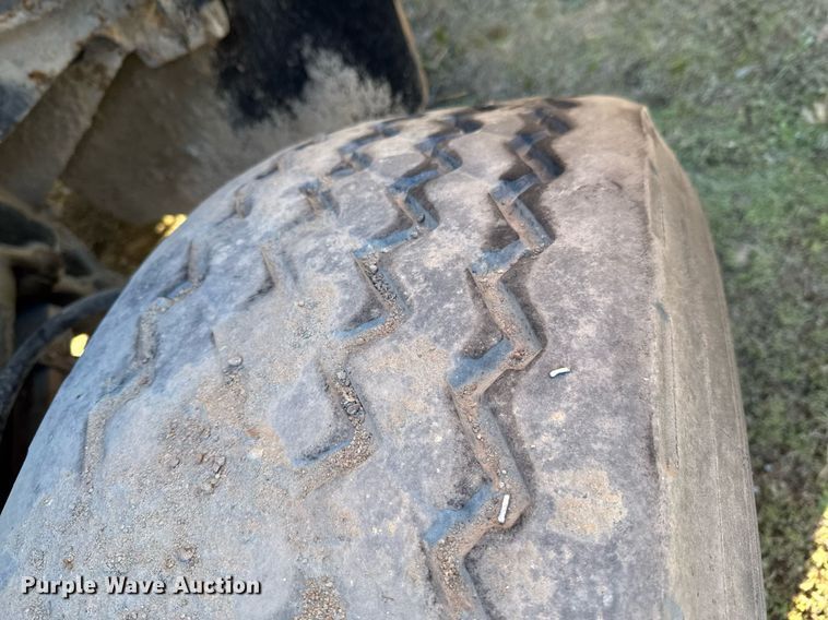 image for item DO0008 1991 Mack DM690S tank truck