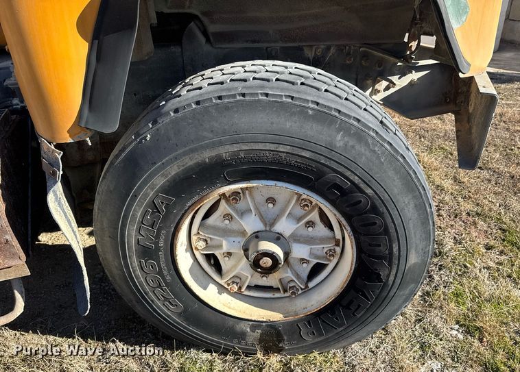 image for item DO0008 1991 Mack DM690S tank truck