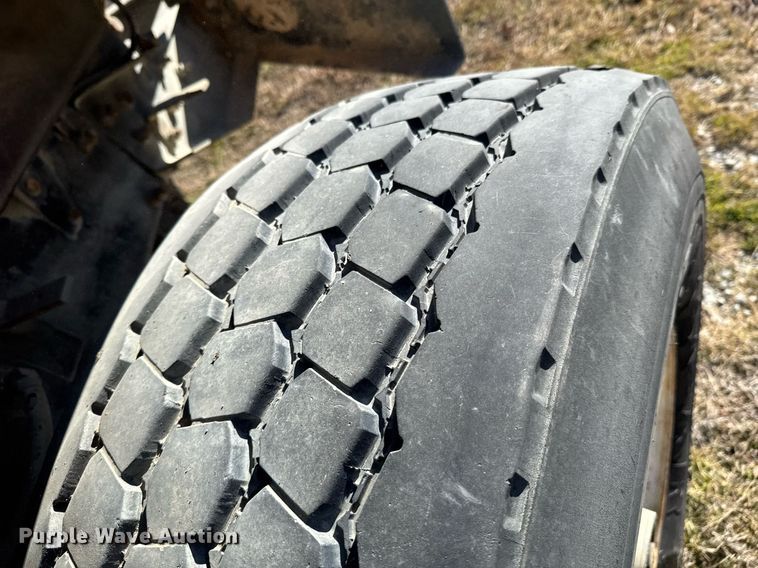 image for item DO0008 1991 Mack DM690S tank truck