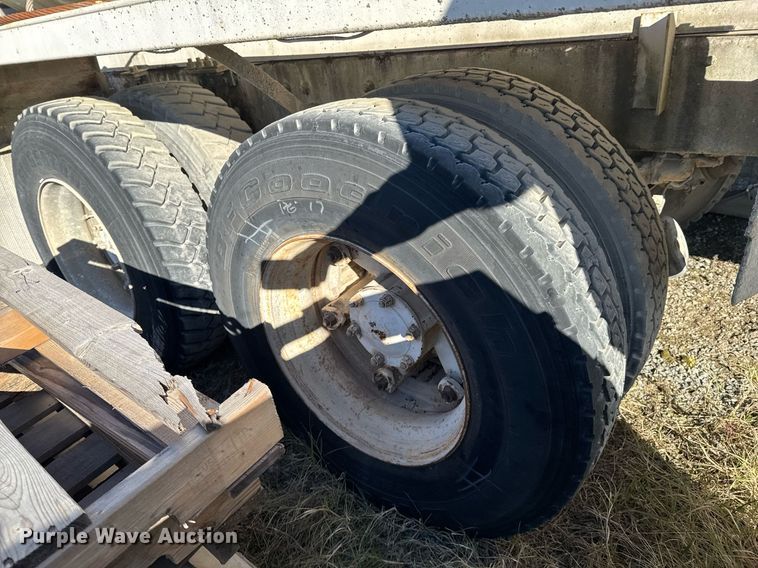 image for item DO0008 1991 Mack DM690S tank truck