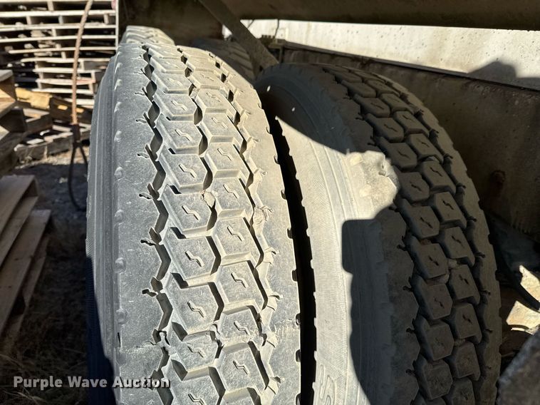 image for item DO0008 1991 Mack DM690S tank truck