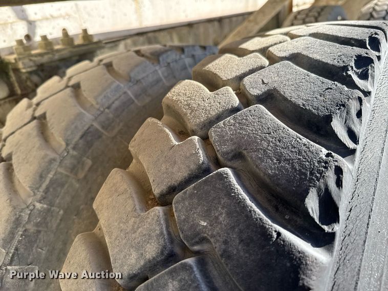 image for item DO0008 1991 Mack DM690S tank truck