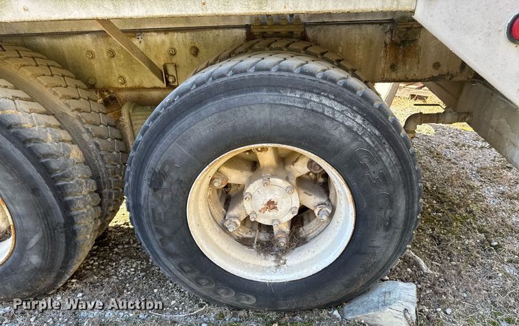 image for item DO0008 1991 Mack DM690S tank truck