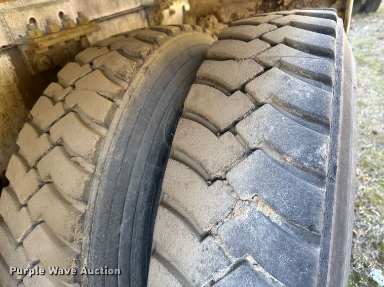 image for item DO0008 1991 Mack DM690S tank truck