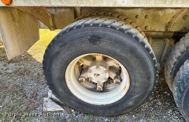 image for item DO0008 1991 Mack DM690S tank truck