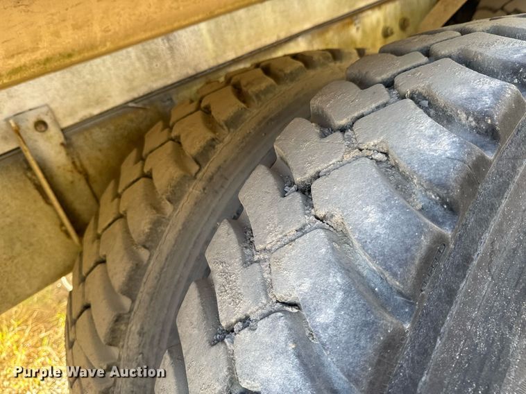 image for item DO0008 1991 Mack DM690S tank truck