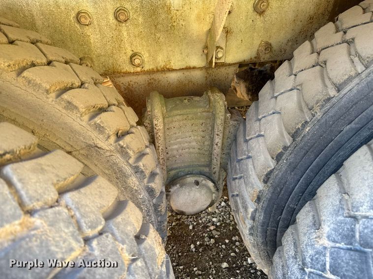 image for item DO0008 1991 Mack DM690S tank truck