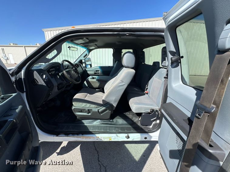 image for item DO0656 2012 Ford F550 Super Duty XLT SuperCab truck cab and chassis