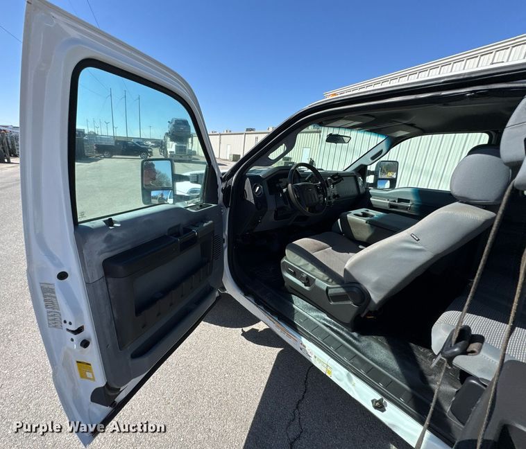 image for item DO0656 2012 Ford F550 Super Duty XLT SuperCab truck cab and chassis