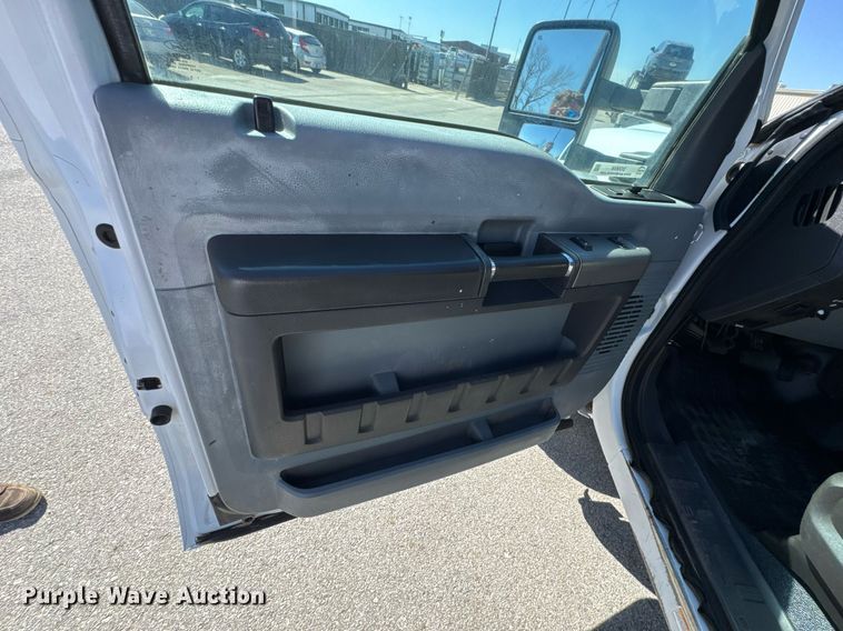 image for item DO0656 2012 Ford F550 Super Duty XLT SuperCab truck cab and chassis