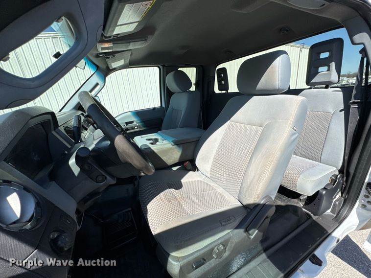 image for item DO0656 2012 Ford F550 Super Duty XLT SuperCab truck cab and chassis