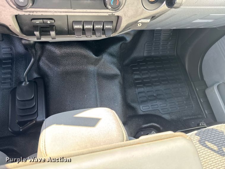 image for item DO0656 2012 Ford F550 Super Duty XLT SuperCab truck cab and chassis