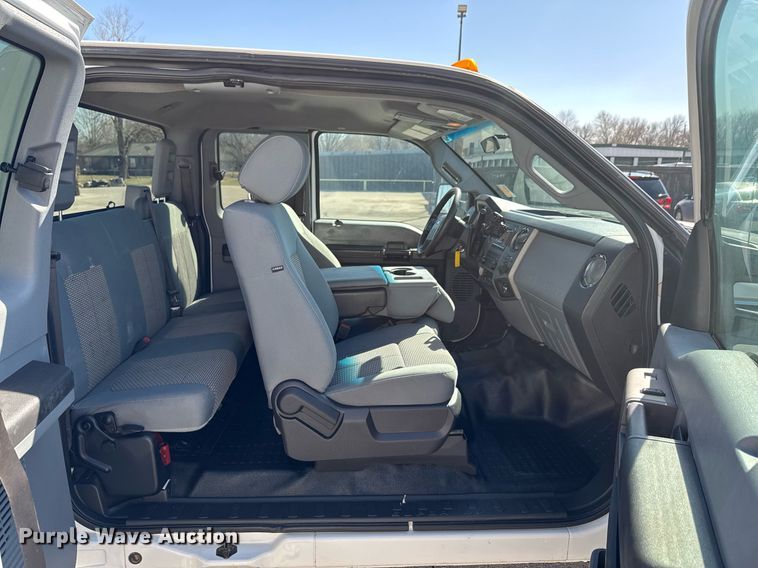 image for item DO0656 2012 Ford F550 Super Duty XLT SuperCab truck cab and chassis