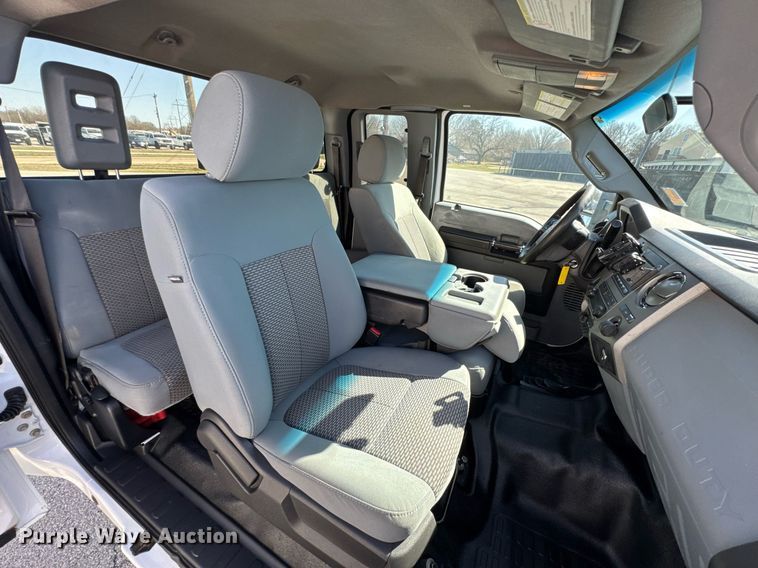 image for item DO0656 2012 Ford F550 Super Duty XLT SuperCab truck cab and chassis