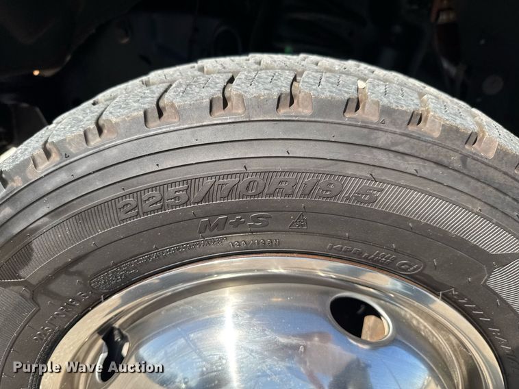 image for item DO0656 2012 Ford F550 Super Duty XLT SuperCab truck cab and chassis