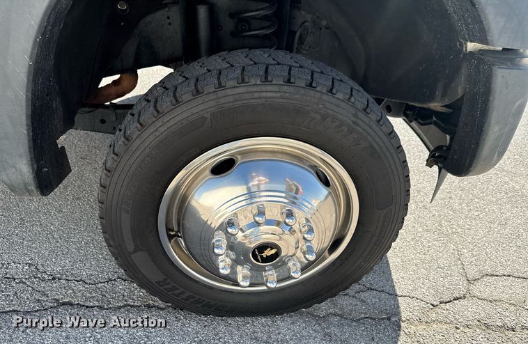 image for item DO0656 2012 Ford F550 Super Duty XLT SuperCab truck cab and chassis