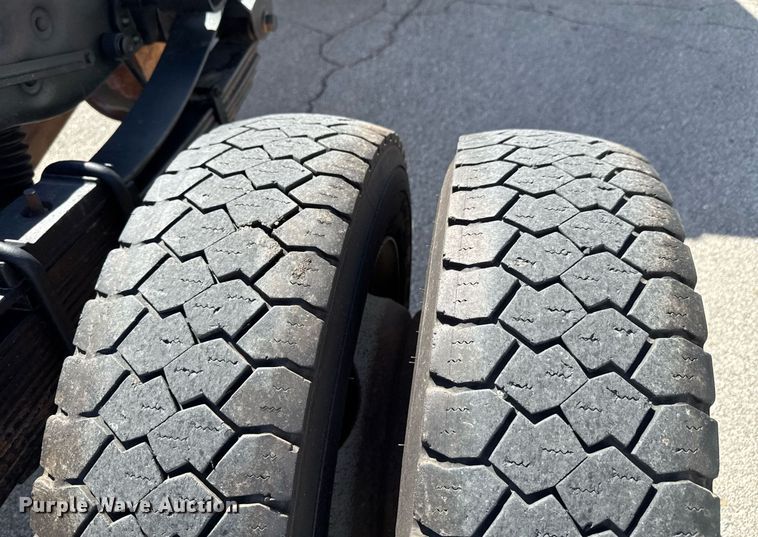 image for item DO0656 2012 Ford F550 Super Duty XLT SuperCab truck cab and chassis