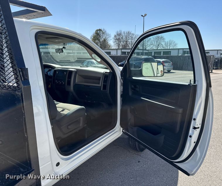 image for item DO0657 2011 Dodge Ram 5500HD flatbed truck