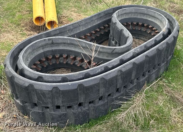 image for item DO0723 Kubota SVL 90-2 skid steer tracks