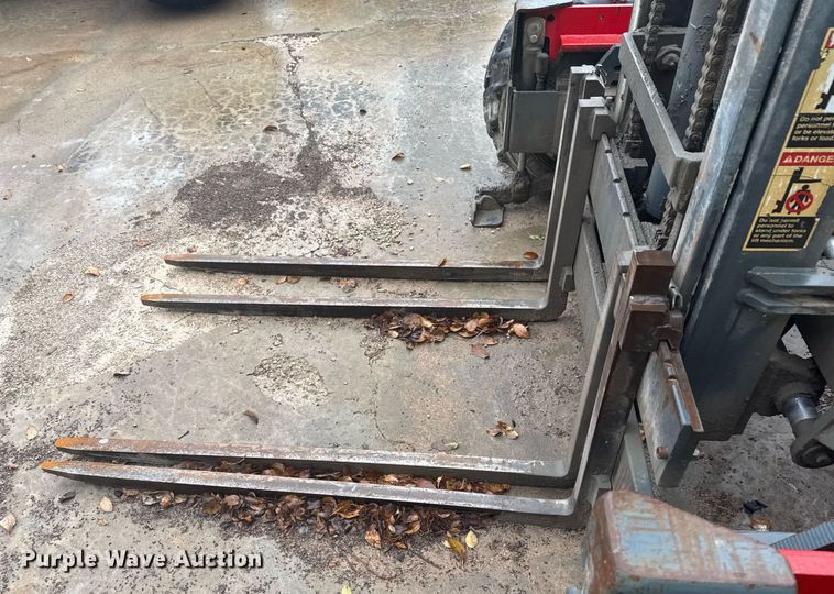 image for item DO7682 2001 Moffett M5000LP forklift