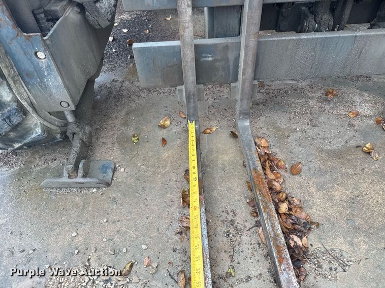 image for item DO7682 2001 Moffett M5000LP forklift