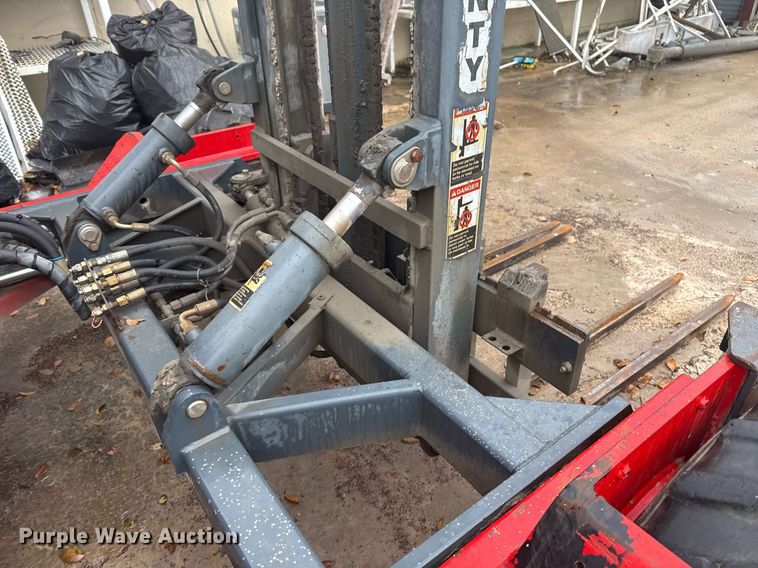 image for item DO7682 2001 Moffett M5000LP forklift